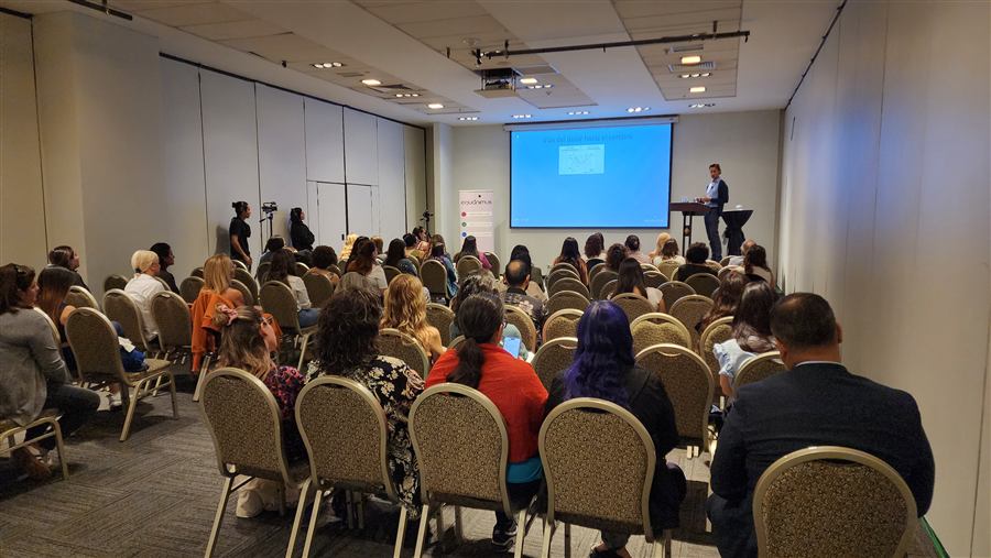 Congreso médico con asistentes y stand